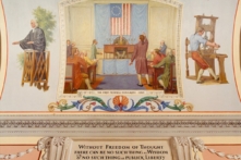 Vào năm 1789, phiên họp đầu tiên của Quốc hội liên bang đã thông qua 10 tu chính án đầu tiên cho Hiến Pháp, được biết đến là Đạo luật Nhân quyền. Trong bức tranh tường ở giữa (từ trái sang phải): ông James Madison (người đang đứng), chủ tịch Hạ viện Frederick Muhlenberg (người đang ngồi), ông Elbridge Gerry (người đang đứng, gần phía độc giả), và ông Fisher Ames (người đang đứng trong góc). Tác phẩm “The First Federal Congress, 1789” (Phiên họp đầu tiên của Quốc hội liên bang, năm 1789) của họa sĩ Allyn Cox, năm 1973-1974. Tranh sơn dầu trên vải canvas. Hành lang Great Experiment Hall tại Capitol Hill, thủ đô Hoa Thịnh Đốn. (Ảnh: Tài sản công)