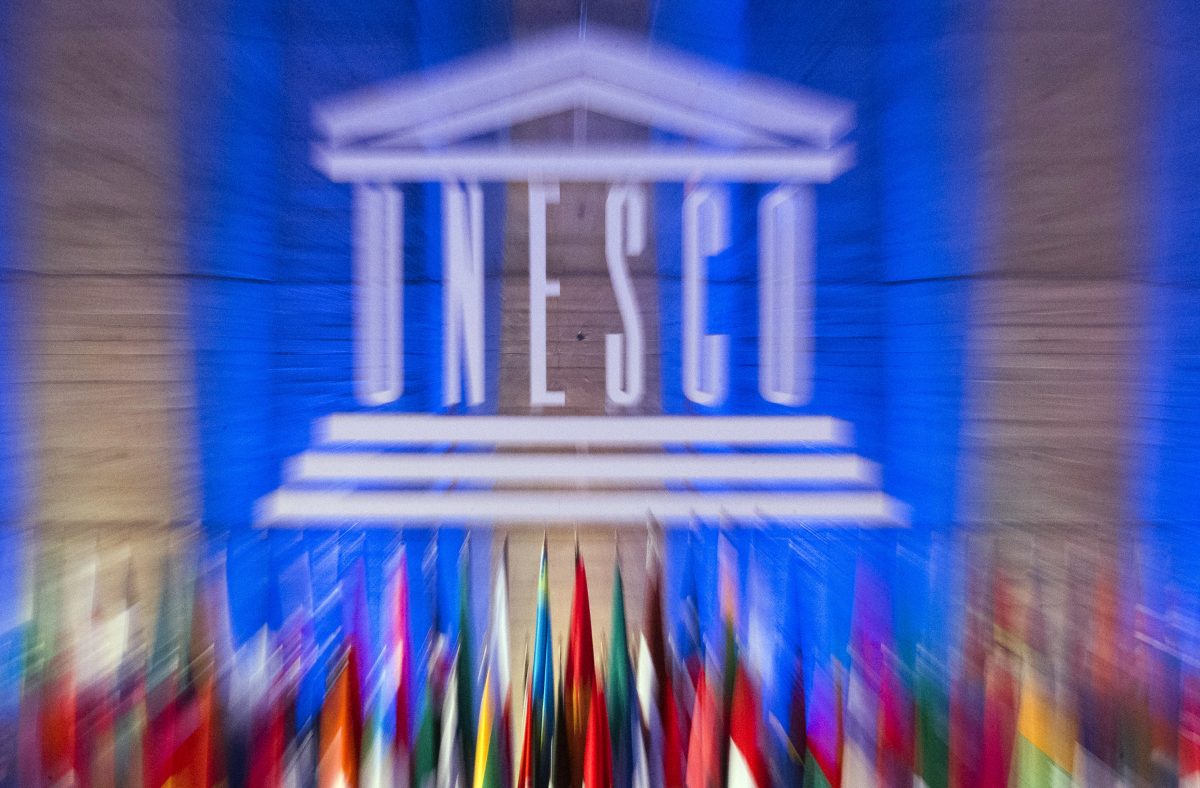 Logo của Tổ chức Giáo dục, Khoa học và Văn hóa của Liên Hiệp Quốc (UNESCO) được nhìn thấy ở Paris, vào ngày 12/11/2013. (Ảnh: Jacques Brinon/AP Photo)