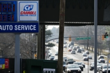 Một biển báo ghi giá một gallon xăng thông thường tại một trạm xăng ở Chevy Chase, Maryland, hôm 12/01/2023. (Ảnh: Mandel Ngan/AFP/Getty Images)