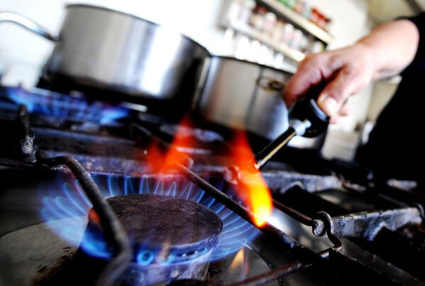 Một chủ khách sạn người Áo đốt lửa trên một bếp gas để nấu ăn cho khách hàng ở Puch bei Hallein vào ngày 06/01/2008. (Ảnh: Joe Klamar/AFP qua Getty Images)