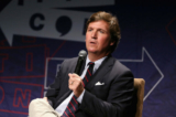 Người dẫn chương trình của Fox News, ông Tucker Carlson nói chuyện trên sân khấu tại hội nghị Politicon 2018, Trung tâm Hội nghị Los Angeles vào ngày 21/10/2018. (Ảnh: Rich Polk/Getty Images cho Politicon)
