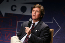 Người dẫn chương trình của Fox News, ông Tucker Carlson nói chuyện trên sân khấu tại hội nghị Politicon 2018, Trung tâm Hội nghị Los Angeles vào ngày 21/10/2018. (Ảnh: Rich Polk/Getty Images cho Politicon)