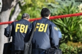 Các điều tra viên của FBI đến một ngôi nhà. (Ảnh: Robyn Beck/AFP qua Getty Images)