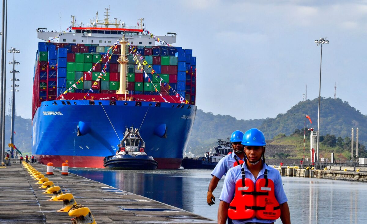 Tàu container Rose thuộc hãng Cosco Shipping của Trung Quốc đi gần thuyền Cocoli mới, ở Kênh đào Panama, Panama, ngày 03/12/2018. (Ảnh: Luis Acosta/AFP qua Getty Images)