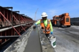 Xi măng được rải trên phần cầu cạn trên sông San Joaquin của tuyến đường sắt cao tốc đang được xây dựng ở Fresno, California, vào ngày 08/05/2019, trong bối cảnh tuyến đường sắt đang được xây dựng ở Thung lũng Trung tâm và San Joaquin của tiểu bang này. (Ảnh: Frederic J. Brown/AFP qua Getty Images)