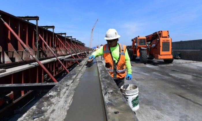 Xi măng được rải trên phần cầu cạn trên sông San Joaquin của tuyến đường sắt cao tốc đang được xây dựng ở Fresno, California, vào ngày 08/05/2019, trong bối cảnh tuyến đường sắt đang được xây dựng ở Thung lũng Trung tâm và San Joaquin của tiểu bang này. (Ảnh: Frederic J. Brown/AFP qua Getty Images)