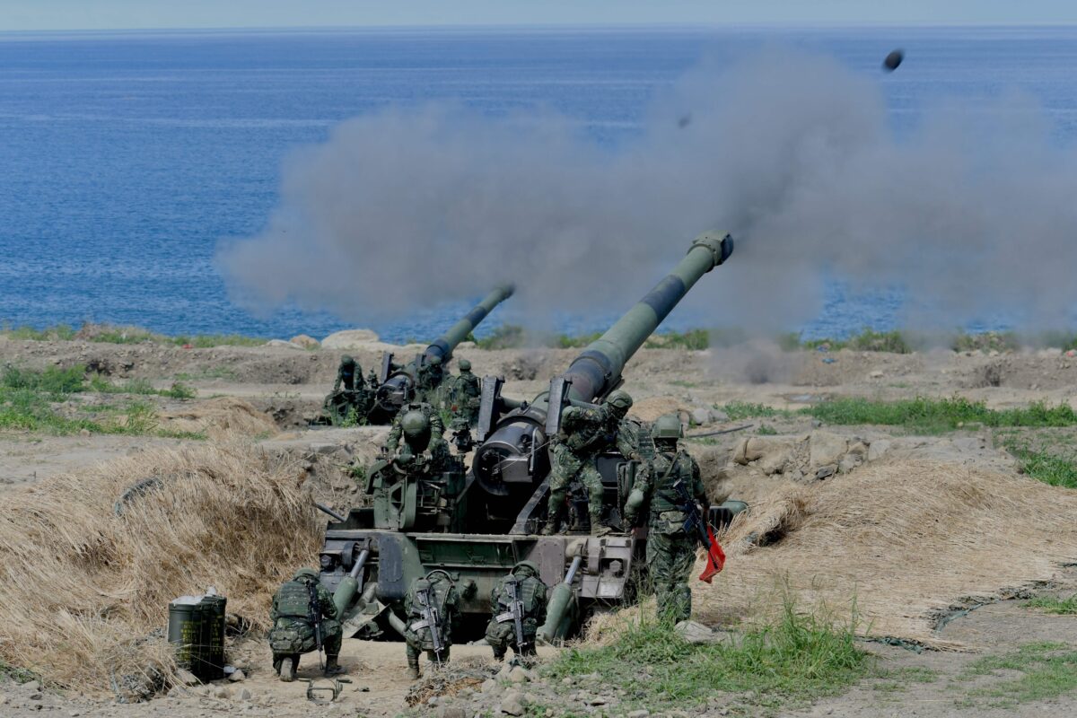 Hai khẩu pháo tự hành 8 inch được khai hỏa trong cuộc tập trận quân sự “Hán Quang” (Han Glory) lần thứ 35 ở quận Bình Đông, phía nam Đài Loan, vào ngày 30/05/2019. (Ảnh: Sam Yeh/AFP qua Getty Images)