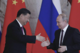 Tổng thống Nga Vladimir Putin và lãnh đạo Trung Quốc Tập Cận Bình bắt tay khi kết thúc họp báo chung sau cuộc hội đàm tại Điện Kremlin ở Moscow vào ngày 05/06/2019. (Ảnh: Maxim Shipenkov/AFP qua Getty Images)