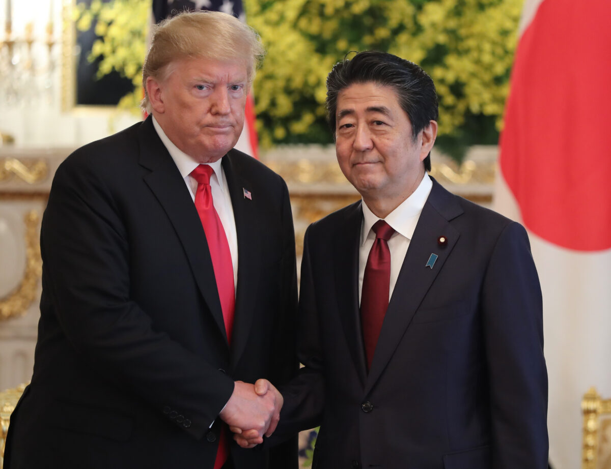 Tổng thống Hoa Kỳ Donald Trump (Trái) và Thủ tướng Nhật Bản Shinzo Abe bắt tay trước thềm cuộc hội kiến tại Cung điện Akasaka, nhà khách chính phủ Nhật Bản ở Tokyo, Nhật Bản vào ngày 27/05/2019. (Ảnh: Eugene Hoshiko/Getty Images)