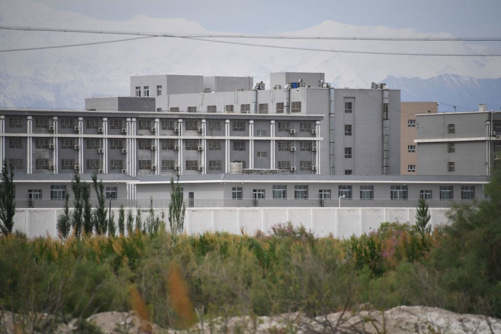 Một cơ sở được cho là một trại cải tạo, nơi mà hầu hết người Duy Ngô Nhĩ bị giam giữ ở khu vực Tân Cương tại viễn tây Trung Quốc, vào ngày 04/06/2019. (Ảnh: Greg Baker/AFP qua Getty Images)