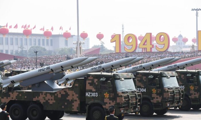 Xe quân sự mang hỏa tiễn đất đối không HHQ-9B tham gia vào một cuộc duyệt binh tại Quảng trường Thiên An Môn ở Bắc Kinh vào ngày 01/10/2019, đánh dấu 70 năm thành lập nước Cộng hòa Nhân dân Trung Hoa. (Ảnh: Greg Baker/AFP qua Getty Images)