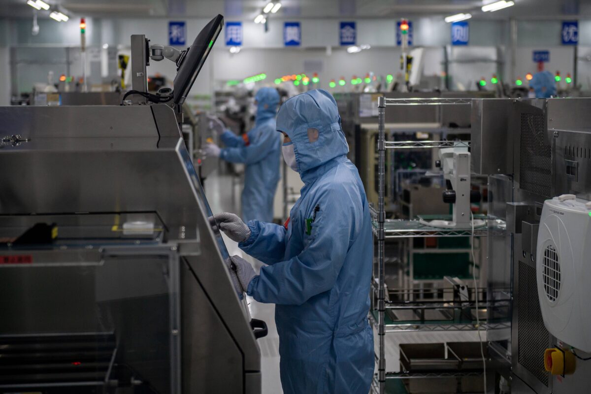Công nhân bên trong dây chuyền sản xuất tại một nhà máy sản xuất chất bán dẫn ở Bắc Kinh hôm 14/05/2020. (Ảnh: Nicolas Asfouri/AFP qua Getty Images)