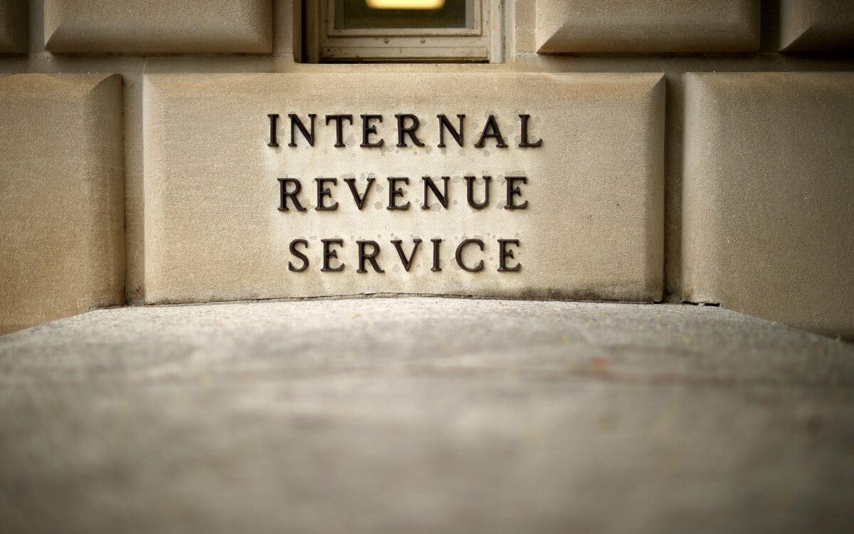 IRS nhắc nhiều người về hưu rút tiền từ tài khoản IRA trước thời hạn đặc biệt nếu không sẽ bị phạt