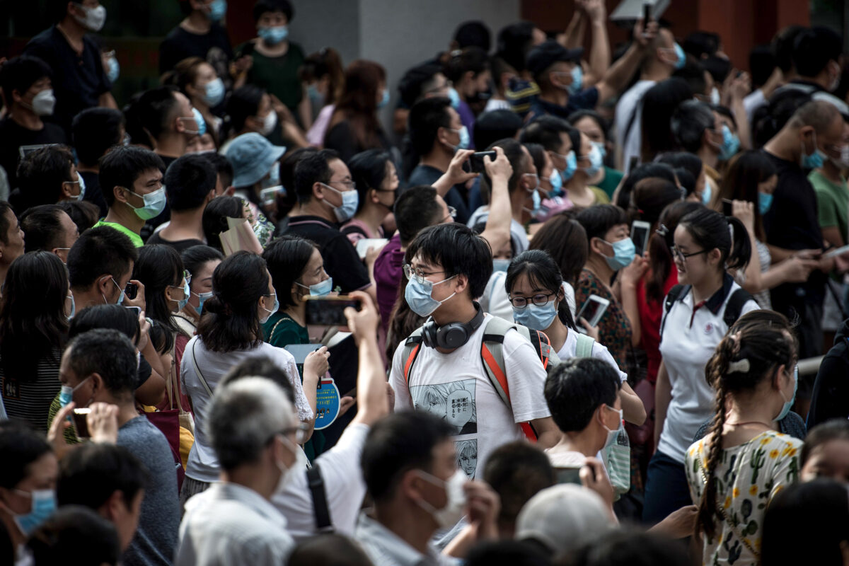 Học sinh đi bộ bên ngoài một trường học sau khi kết thúc Kỳ thi Tuyển sinh Đại học Quốc gia, được gọi là “cao khảo,” bên ngoài một trường học ở Vũ Hán, thuộc tỉnh Hồ Bắc, miền trung Trung Quốc, vào ngày 08/07/2020. (Ảnh: STR/AFP qua Getty Images)
