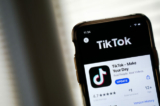 Trong bức ảnh minh họa này, trang tải ứng dụng TikTok được hiển thị trên một chiếc iPhone của Apple ở Hoa Thịnh Đốn vào ngày 07/08/2020. (Ảnh: Drew Angerer/Getty Images)