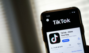 Các thành viên Đảng Dân Chủ tham gia cùng những người sản xuất nội dung trên TikTok tại Điện Capitol để phản đối lệnh cấm có thể xảy ra trên toàn quốc