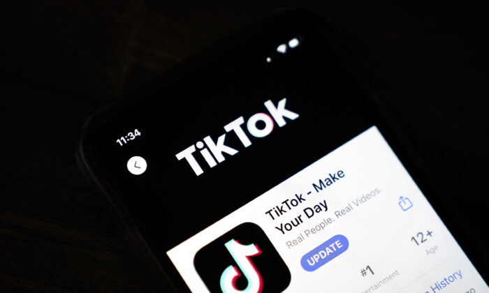Trang tải xuống cho ứng dụng TikTok được hiển thị trên iPhone của Apple ở Hoa Thịnh Đốn, vào ngày 07/08/2020. (Ảnh: Drew Angerer/Getty Images)