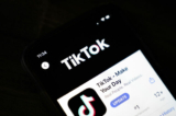 Trang tải xuống cho ứng dụng TikTok được hiển thị trên điện thoại iPhone của hãng Apple ở Thủ đô Hoa Thịnh Đốn, vào ngày 07/08/2020. (Ảnh: Drew Angerer/Getty Images)