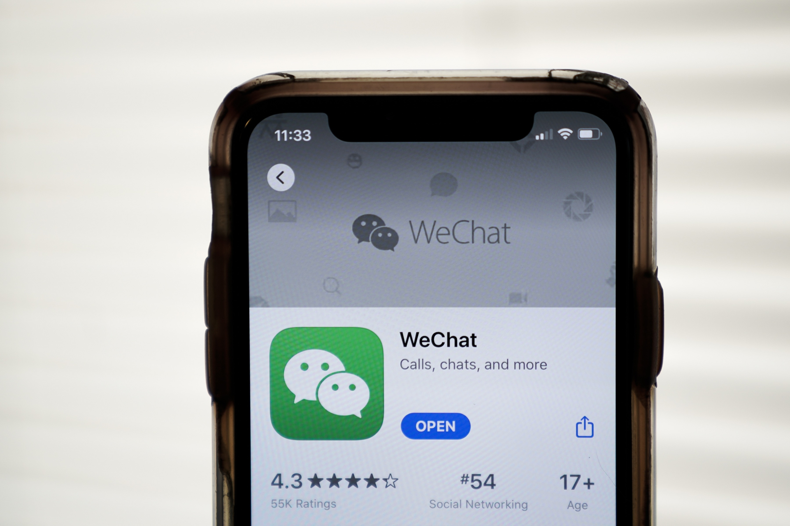 Ứng dụng WeChat được hiển thị trong cửa hàng ứng dụng App Store trên một chiếc điện thoại iPhone của hãng Apple ở Hoa Thịnh Đốn vào ngày 07/08/2020. (Ảnh: Drew Angerer/Getty Images)