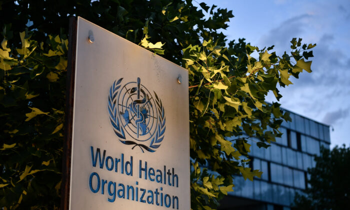 Một tấm biển bên ngoài tòa nhà trụ sở của Tổ chức Y tế Thế giới ở Geneva vào ngày 17/08/2020. (Ảnh: Fabrice Coffrini/AFP qua Getty Images)