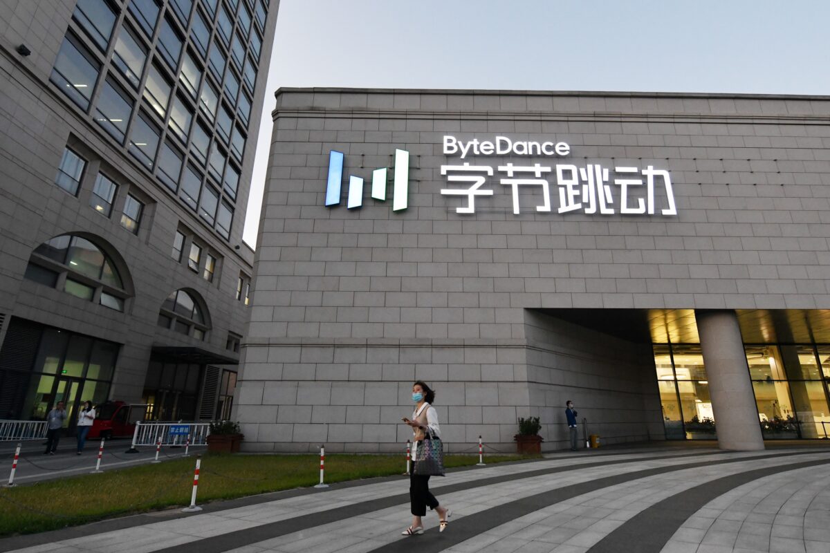 Một người phụ nữ đi ngang qua trụ sở chính của ByteDance, công ty mẹ của ứng dụng chia sẻ video TikTok, tại Bắc Kinh vào ngày 16/09/2020. (Ảnh: Greg Baker/AFP qua Getty Images)