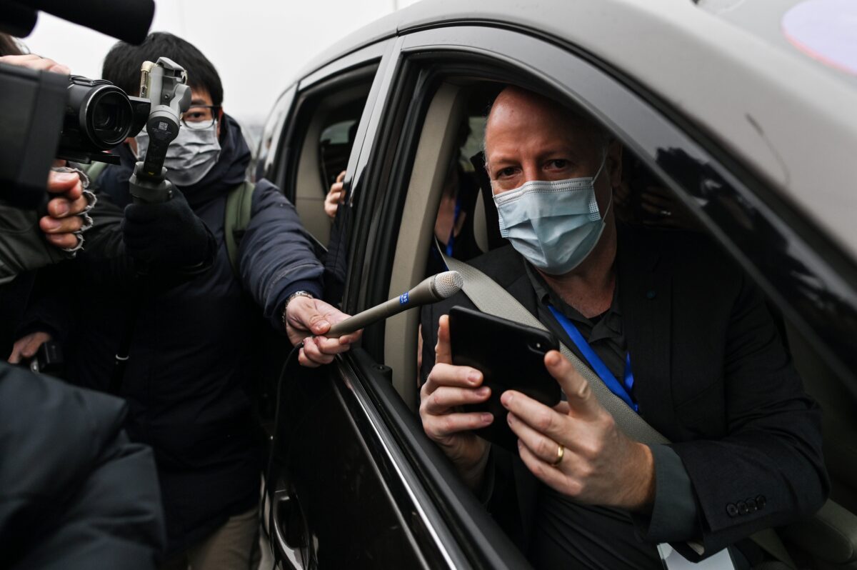 Ông Peter Daszak, một thành viên của nhóm Tổ chức Y tế Thế giới điều tra nguồn gốc của COVID-19, nói chuyện với giới truyền thông khi đến Viện Virus học Vũ Hán ở Vũ Hán thuộc tỉnh Hồ Bắc, miền trung Trung Quốc vào ngày 03/02/2021. (Ảnh: Hector Retamal/AFP qua Getty Images)