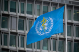 Lá cờ của Tổ chức Y tế Thế giới (WHO) tại trụ sở của WHO ở Geneva vào ngày 05/03/2021. (Ảnh: Fabrice Coffrini/AFP qua Getty Images)
