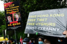 Người dân tham dự một buổi thắp nến tưởng niệm 32 năm cuộc biểu tình ủng hộ dân chủ tại Quảng trường Thiên An Môn năm 1989 và cuộc đàn áp bên ngoài Lãnh sự quán Trung Quốc tại Vancouver vào ngày 04/06/2021. (Ảnh: Don MacKinnon/AFP)