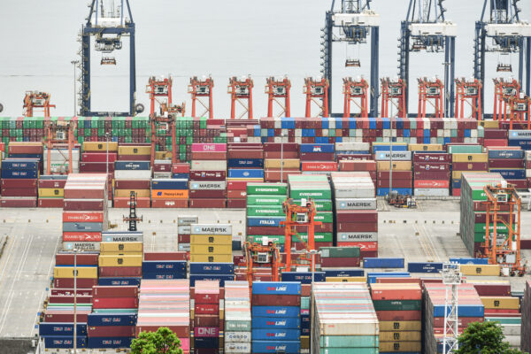 Các container hàng hóa xếp chồng lên nhau tại cảng Diêm Điền ở Thâm Quyến thuộc tỉnh Quảng Đông, miền nam Trung Quốc hôm 22/06/2021 (Ảnh: STR/AFP qua Getty Images)