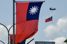 Một chiếc trực thăng CH-47 Chinook mang quốc kỳ Đài Loan nhân lễ kỷ niệm quốc khánh ở Đài Bắc vào ngày 10/10/2021. (Ảnh: Sam Yeh/AFP qua Getty Images)
