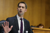 Thượng nghị sĩ Tom Cotton (Cộng Hòa-Arkansas) chất vấn Tổng Chưởng lý Hoa Kỳ Merrick Garland khi ông làm chứng tại một phiên điều trần của Ủy ban Tư pháp Thượng viện về việc giám sát Bộ Tư pháp ở Hoa Thịnh Đốn, vào ngày 27/10/2021. (Ảnh: Tasos Katopodis-Pool/Getty Images)