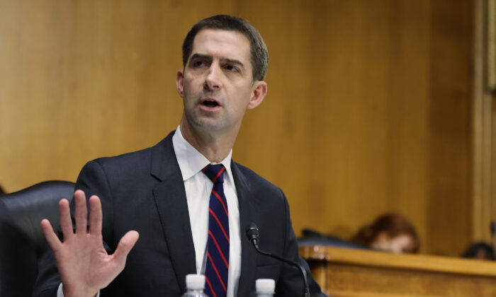 Thượng nghị sĩ Tom Cotton (Cộng Hòa-Arkansas) chất vấn Tổng Chưởng lý Hoa Kỳ Merrick Garland khi ông làm chứng tại một phiên điều trần của Ủy ban Tư pháp Thượng viện về việc giám sát Bộ Tư pháp ở Hoa Thịnh Đốn, vào ngày 27/10/2021. (Ảnh: Tasos Katopodis-Pool/Getty Images)