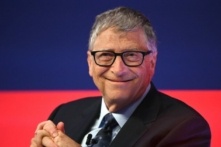 Ông Bill Gates, người sáng lập Microsoft sau đó trở thành nhà từ thiện, mỉm cười trong Hội nghị thượng đỉnh Đầu tư Toàn cầu tại Bảo tàng Khoa học ở London vào ngày 19/10/2021. (Leon Neal/POOL/AFP qua Getty Images)
