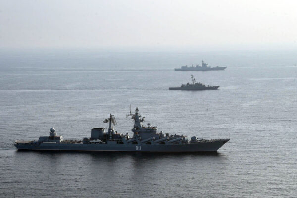 Các chiến hạm của Iran, Nga, và Trung Quốc trong cuộc tập trận chung ở Ấn Độ Dương vào ngày 21/01/2022. (Ảnh: Văn phòng Quân đội Iran/AFP qua Getty Images)