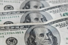 Một bức ảnh tư liệu các đồng dollar USD. (Ảnh: Luis Robayo/AFP qua Getty Images)