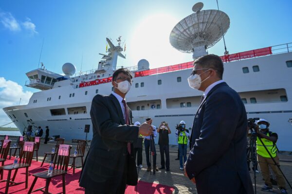 Đại sứ Trung Quốc Thích Chấn Hoằng (Qi Zhenhong) tại Sri Lanka (Trái) ra hiệu khi tàu nghiên cứu và khảo sát của Trung Quốc, Viễn Vọng 5, cập cảng Hambantota, Sri Lanka, hôm 16/08/2022. (Ảnh: Ishara S. Kodikara/AFP qua Getty Images)