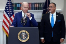 Tổng thống Joe Biden thông báo việc cứu trợ nợ cho sinh viên với Bộ trưởng Giáo dục Miguel Cardona (phải) tại Phòng Roosevelt của Tòa Bạch Ốc ở Hoa Thịnh Đốn hôm 24/08/2022. (Ảnh: Olivier Douliery/AFP qua Getty Images)