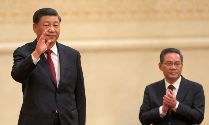 Chủ tịch Trung Quốc Tập Cận Bình (Trái) vẫy tay với ông Lý Cường, một ủy viên trong Ban Thường vụ Bộ Chính trị nhiệm kỳ mới của Đảng Cộng sản Trung Quốc, cơ quan ra quyết định hàng đầu của quốc gia, khi họ gặp gỡ giới truyền thông tại Đại lễ đường Nhân dân ở Bắc Kinh hôm 23/10/2022. (Ảnh: Wang Zhao/AFP qua Getty Images)