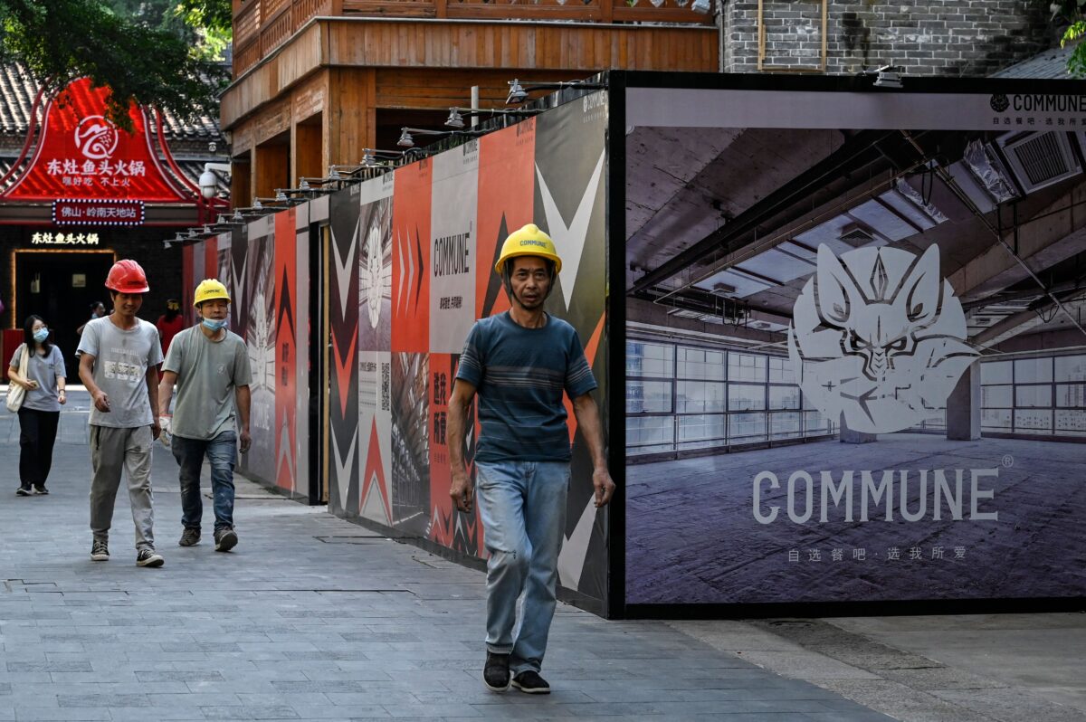 Các công nhân gần một nhà hàng đang được xây dựng trên một con phố thương mại ở Phật Sơn, tỉnh Quảng Đông, miền nam Trung Quốc vào ngày 24/10/2022. (Ảnh: Jade Gao/AFP/Getty Images)