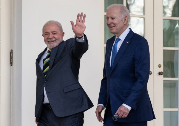 Tổng thống Joe Biden và Tổng thống Brazil Luiz Inacio Lula da Silva (Trái) đi cùng nhau dọc theo hàng cây trong Vườn Hồng tại Tòa Bạch Ốc hôm 10/02/2023. (Ảnh: Andrew Caballero/AFP qua Getty Images)