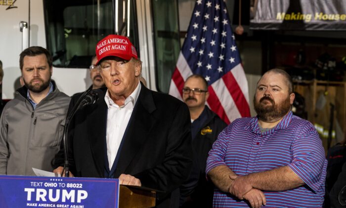 Cựu Tổng thống Donald Trump đứng cạnh một kiện hàng nước đóng chai (không có trong hình này) trước khi trình bày tại Sở Cứu hỏa East Palestine ở East Palestine, Ohio, hôm 22/03/2023. (Ảnh: Michael Swensen/Getty Images)