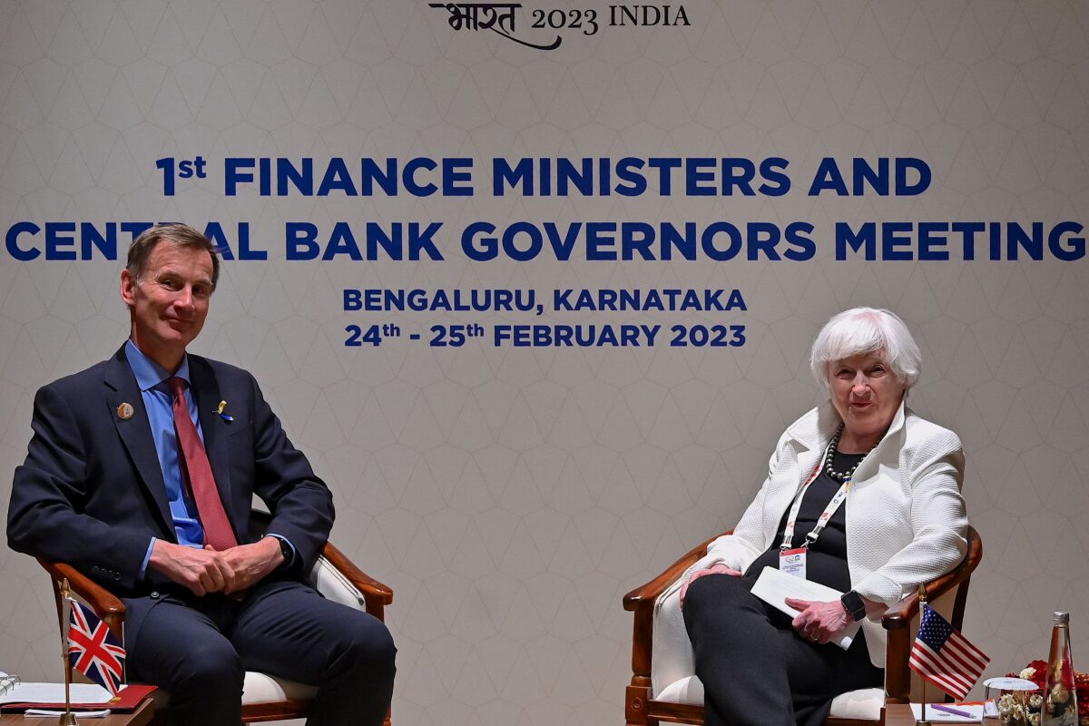 Bộ trưởng Tài chính Vương quốc Anh Jeremy Hunt (trái) và Bộ trưởng Ngân khố Hoa Kỳ Janet Yellen tham gia một hội nghị song phương bên lề cuộc họp của các Bộ trưởng Tài chính và các Thống đốc Ngân hàng Trung ương G-20 tại Bengaluru, Ấn Độ, hôm 24/02/2023. (Ảnh: Manjunath Kiran/AFP qua Getty Images)