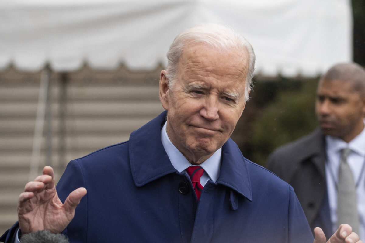 Tổng thống Joe Biden trả lời các câu hỏi của cánh ký giả ngay trước khi rời khỏi Bãi cỏ phía Nam của Tòa Bạch Ốc ở Hoa Thịnh Đốn, hôm 03/03/2023, khi ông tới Wilmington, Delaware. (Ảnh: Roberto Schmidt/AFP qua Getty Images)