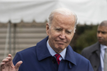 Tổng thống Joe Biden trả lời câu hỏi của các ký giả ngay trước khi rời Bãi cỏ phía Nam của Tòa Bạch Ốc ở Hoa Thịnh Đốn, hôm 03/03/2023. (Ảnh: Roberto Schmidt/AFP qua Getty Images)