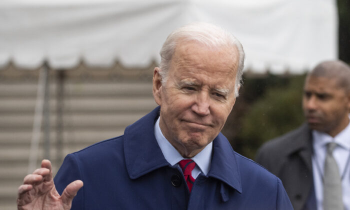 Tổng thống Joe Biden trả lời câu hỏi của các ký giả ngay trước khi rời Bãi cỏ phía Nam của Tòa Bạch Ốc ở Hoa Thịnh Đốn, hôm 03/03/2023. (Ảnh: Roberto Schmidt/AFP qua Getty Images)