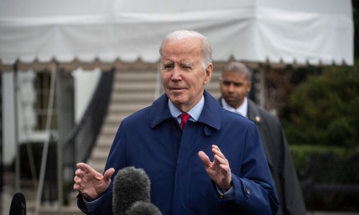 Tổng thống Joe Biden nói chuyện ngắn gọn với các ký giả từ Bãi cỏ phía Nam của Tòa Bạch Ốc ở Hoa Thịnh Đốn, hôm 03/03/2023. (Ảnh: Roberto Schmidt/AFP/Getty Images)