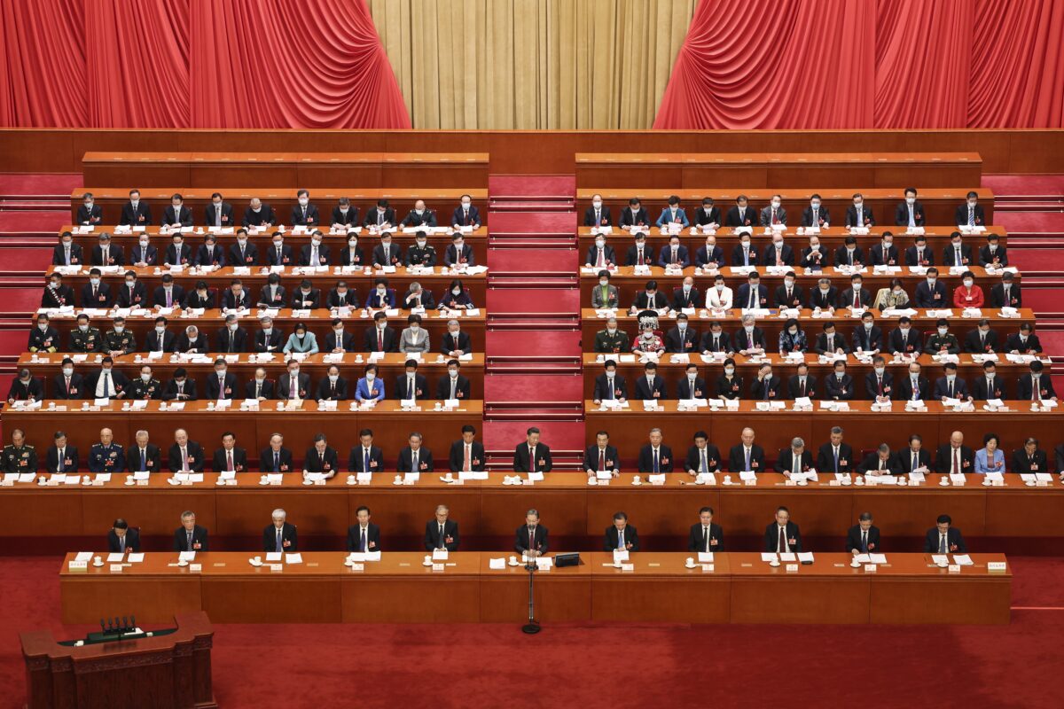 Lãnh đạo Trung Quốc Tập Cận Bình (giữa, ở chân cầu thang) tham dự khai mạc kỳ họp thứ nhất của Đại hội Đại biểu Nhân dân Toàn quốc khóa 14 tại Đại lễ đường Nhân dân ở Bắc Kinh, hôm 05/03/2023. (Ảnh: Lintao Zhang/Getty Images)