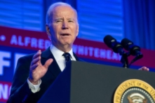 Tổng thống Joe Biden trình bày trong Hội nghị Lập pháp Hiệp hội Cứu hỏa Quốc tế năm 2023 tại Thủ đô Hoa Thịnh Đốn, hôm 06/03/2023. (Ảnh: Saul Loeb/AFP qua Getty Images)