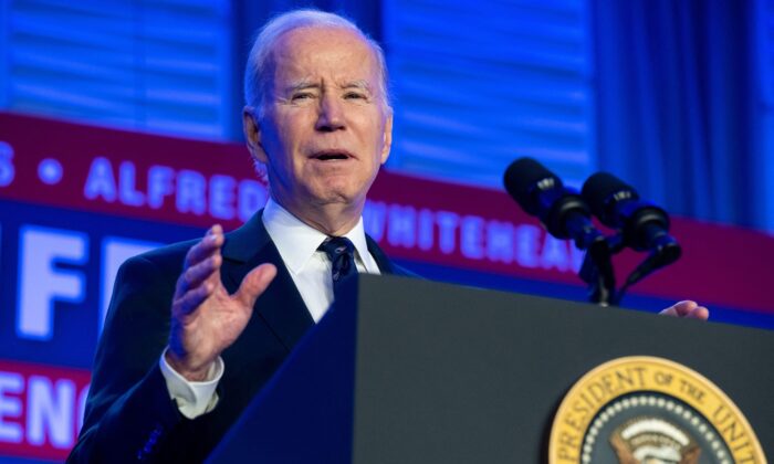 Tổng thống Joe Biden trình bày trong Hội nghị Lập pháp Hiệp hội Cứu hỏa Quốc tế năm 2023 tại Thủ đô Hoa Thịnh Đốn, hôm 06/03/2023. (Ảnh: Saul Loeb/AFP qua Getty Images)