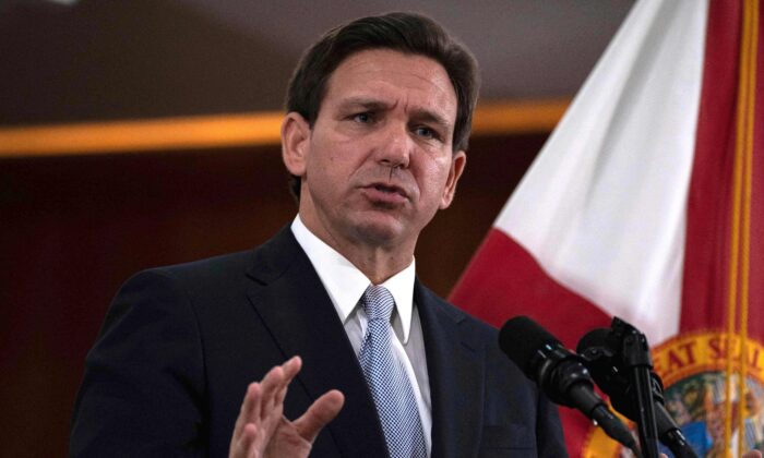 Thống đốc Florida Ron DeSantis trả lời các câu hỏi của giới truyền thông trong Nội các Florida sau bài diễn văn “Thông điệp Tiểu bang” trong phiên họp chung của Thượng viện và Hạ viện Florida tại Tòa nhà Quốc hội Tiểu bang Florida ở Tallahassee, Florida, Hôm 07/03/2023 .(Ảnh: Cheney Orr/AFP qua Getty Images)